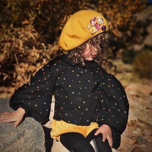 Balloon sleeves blouse.